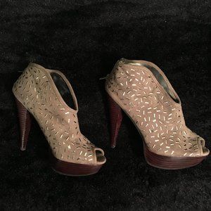 Carlos Santana Oliver Pumps.